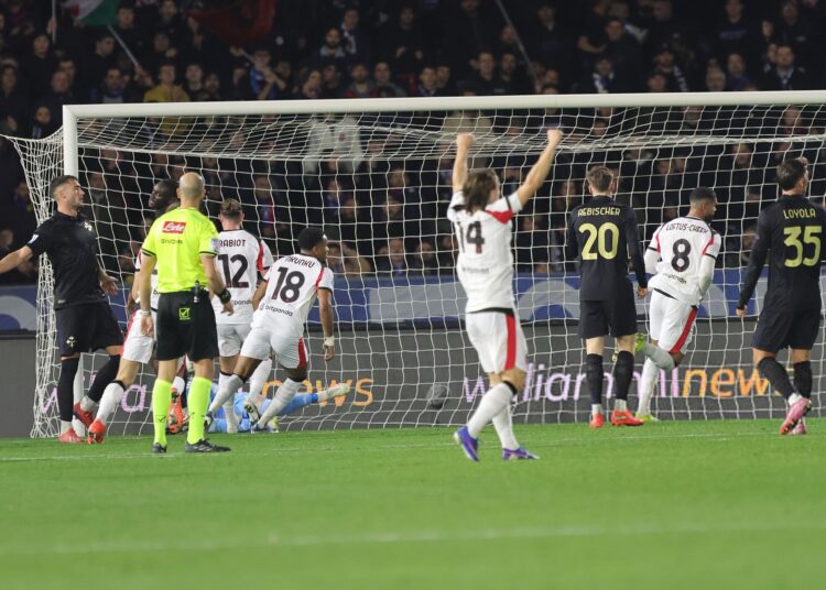 AC Milan players celebrating against Pisa