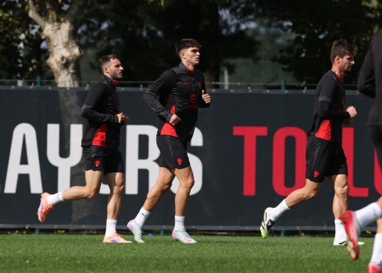 Santiago Gimenez, Davide Bartesaghi and Matteo Gabbia of AC Milan