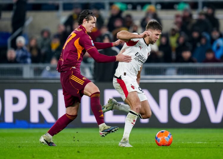 Niclas Fullkrug of AC Milan and Daniele Ghilardi of AS Roma compete for the ball during the Serie A Enilive match between AS Roma and AC Milan at Stadio Olimpico on January 25, 2026 in Rome, Italy. (Photo by Giuseppe Maffia/NurPhoto via Getty Images)