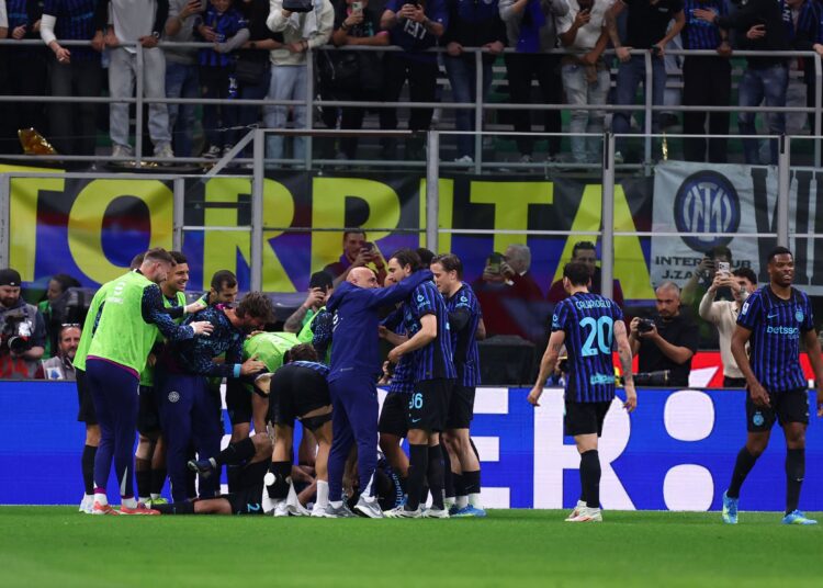 Nicolo Barella of Fc Internazionale celebrates after scoring his team's fifth goal with team mates the Serie A match between FC Internazionale and As Roma at Giuseppe Meazza on April 5, 2026 in Milan, Italy. (Photo by sportinfoto/DeFodi Images/DeFodi via Getty Images)