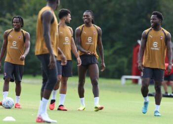 Rafael Leao and teammates at Milanello