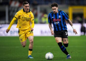Nicola Zalewski of Atalanta and Alexis Saelemaekers of AC Milan