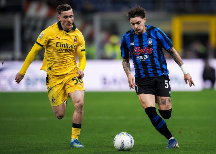 Nicola Zalewski of Atalanta and Alexis Saelemaekers of AC Milan