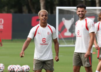 Omari Hutchinson and Gonçalo Ramos of AC Milan ميلان هاتشينسون راموس