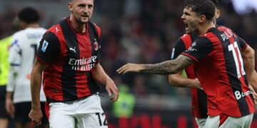 Adrien Rabiot and Christian Pulisic celebrate during AC Milan - Atalanta match