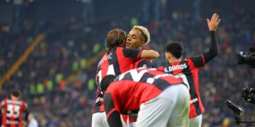 Omari Hutchinson celebrates with Luka Modric of AC Milan هاتشينسون مودريتش ميلان