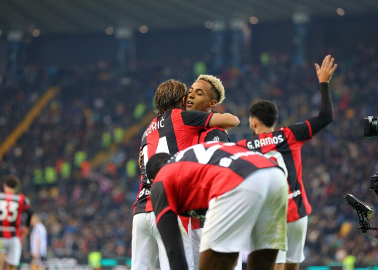 Omari Hutchinson celebrates with Luka Modric of AC Milan هاتشينسون مودريتش ميلان