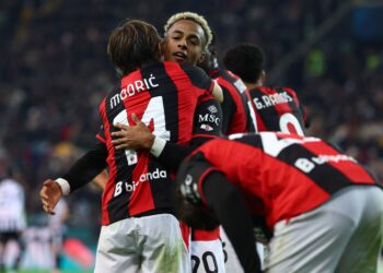 Omari Hutchinson and Luka Modric of AC Milan هاتشينسون ميلان مودريتش